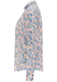 Camicetta a maniche lunghe con colletto in tessuto leggero, caratterizzata da un motivo floreale con fiori blu e pesca su uno sfondo crema. Dettagli con bottoni neri.
