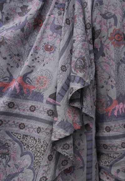 Γκρι ύφασμα με λουλουδάτο και ζωικό μοτίβο σε μοβ, ροζ και μαύρο. Διαθέτει ρυτιδωτή υφή και στρωματοποιημένες πτυχώσεις.