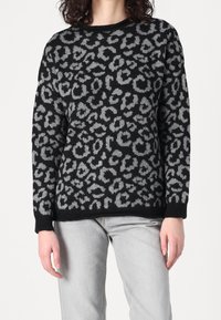 Schwarzer Pullover mit grauem Leopardenmuster, runder Ausschnitt, langen Ärmeln und gerippten Bündchen. Hergestellt aus weichem Stoff mit strukturiertem Finish.