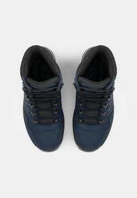 Blauwe hoge wandelschoenen met een gladde buitenlaag, een gestructureerde tong, zwarte veters en een gewatteerde kraag voor comfort en ondersteuning.