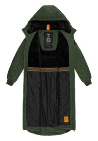 Abrigo largo acolchado verde con un interior negro, que presenta un acento naranja, cierre con cremallera y una textura similar a la de la piel en el forro.