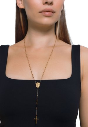 Collier en or avec des perles rondes, présentant un médaillon central et un pendentif en croix. Texture lisse, design élégant et motif religieux.