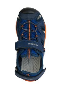 Sandale bleue avec accents orange, supérieure en maille respirante, sangle ajustable et semelle en caoutchouc texturé. Logo Geox sur la sangle ; design résistant à l'eau.