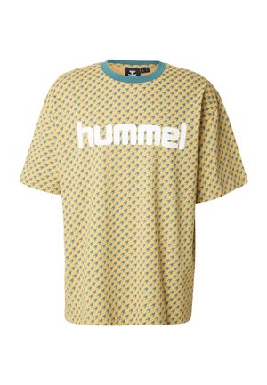 Žlté tričko so vzorom psieho zubného vzoru v modrej farbe, s výrazným bielym logom "hummel" na hrudi a kontrastným modrým výstrihom.