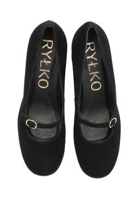 Melna zamšveida Mary Jane apavu ar noapaļotu purngali, sānu siksniņu un zeltainu sprādzi. Gluda melna iekšzole ar iegravētu zīmola nosaukumu.