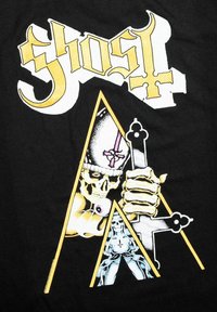T-shirt nera con un design grafico che presenta il testo "Ghost" in giallo. L'immagine centrale include un teschio e mani scheletriche che tengono una croce.