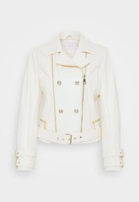 Veste de motard en simili cuir blanc avec quincaillerie dorée, design double boutonnage, devant zippé et ceinture ajustable à la taille.