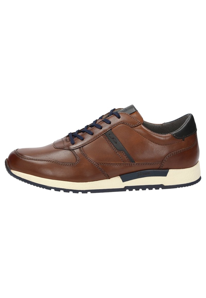 Bruine leren sneaker met marineblauwe veters en zwarte accenten, met een witte zool en een gestructureerd oppervlak voor grip. Minimalistisch ontwerp.