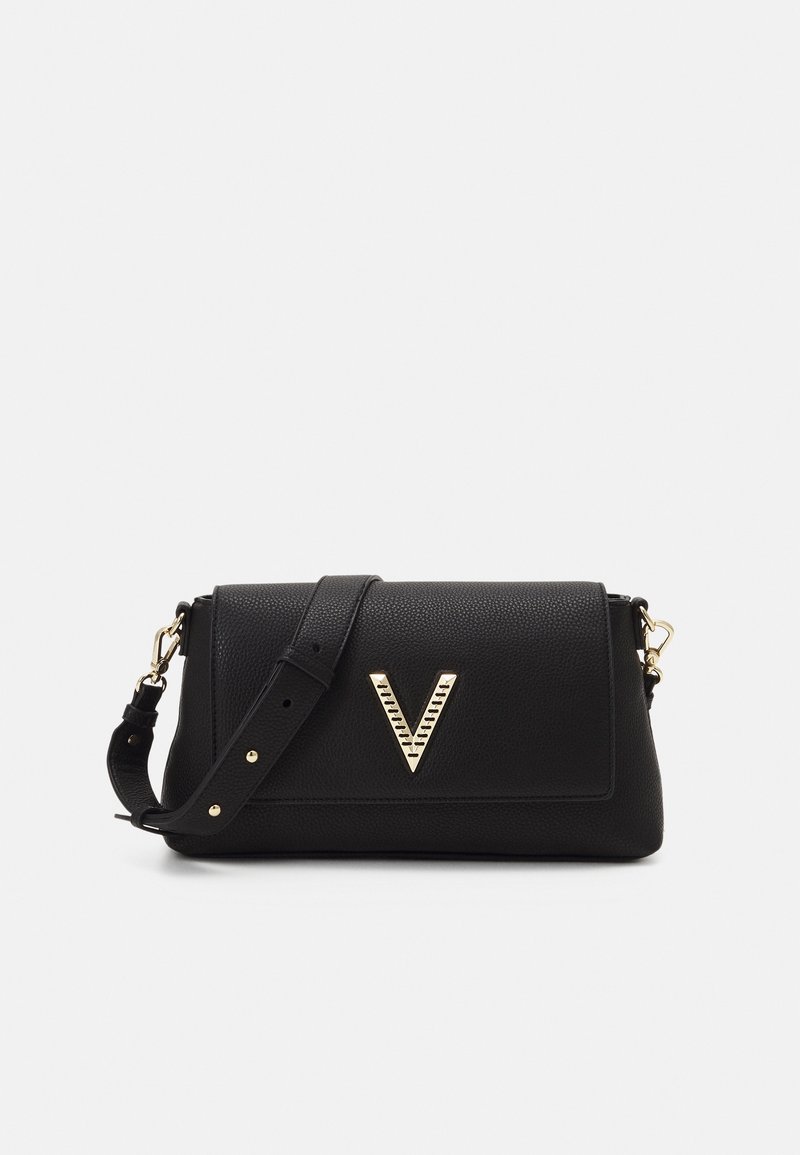 Sac à main en cuir noir au design structuré, avec une accentuation en forme de V doré et une bandoulière amovible. Fini texturé.