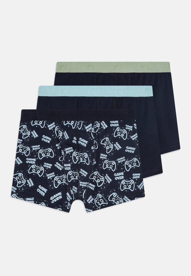 Τρία ζευγάρια βαμβακερών σορτσάκια μποξέρ: ένα ναυτικό μπλε με εκτύπωση κονσόλας παιχνιδιών, ένα σκούρο ναυτικό μπλε και ένα με φωτεινό μπλε λάστιχο.