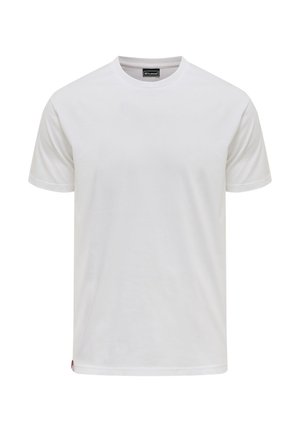 Eenvoudig wit T-shirt met korte mouwen en ronde hals met een klein zwart merketiketje aan de binnenkant van de kraag genaaid.