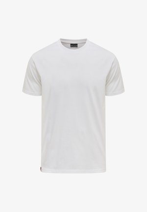 Eenvoudig wit T-shirt met korte mouwen en ronde hals met een klein zwart merketiketje aan de binnenkant van de kraag genaaid.