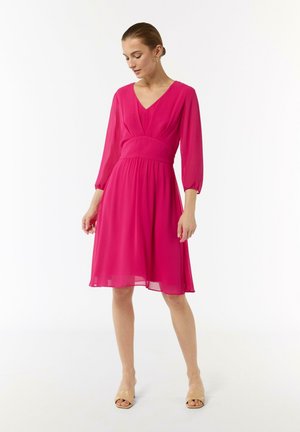 Fuchsia A-Linienkleid mit V-Ausschnitt und langen Puffärmeln. Hergestellt aus leichtem, transparentem Stoff, mit tailliertem Design und fließendem Rock.