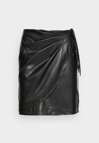 Zwarte leren mini-rok met gedrapeerd ontwerp, voorzien van een zijstrikdetail en een gladde textuur. De schuine zoom voegt visuele interesse toe.