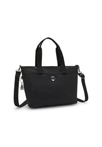 Zwarte tote bag gemaakt van gestructureerd materiaal, met dubbele handvatten bovenaan en een afneembare schouderriem. Inclusief een ronde logo en bedeltje.