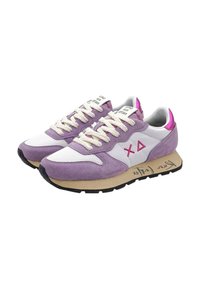 Sneakers viola e bianchi con tomaia in suede e mesh, suola spessa beige e lacci crema. Presentano accenti rosa e branding stampato sulla suola.