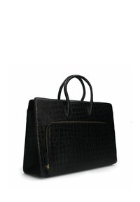 Sac à main en cuir noir avec une texture crocodile, poignées doubles, poche zippée à l'avant et détails en zip doré. Forme rectangulaire.