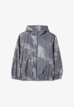 Chaqueta con capucha gris con cremallera, puños y dobladillo elásticos, con un patrón de teñido anudado que parece nubes.