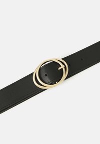 Ceinture en cuir noir au toucher lisse, dotée d'une boucle circulaire double en or et de plusieurs trous de réglage le long de sa longueur.