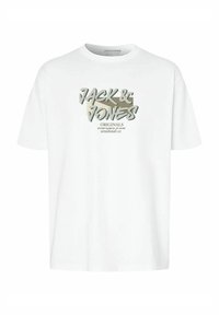 Hvid bomuld t-shirt med et stort grafisk print, der står "JACK & JONES ORIGINALS," med en grønlig-beige baggrund. Korte ærmer.
