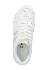 Zapatilla blanca con diseño perforado, detalles en crema, puntera redonda, cordones planos y una plantilla acolchada con un logotipo en la lengüeta.