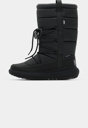 Zwarte geïsoleerde winterlaarzen met een gequilt bovenwerk, verstelbare veters, versterkte zool en logo-accenten voor grip en ondersteuning.