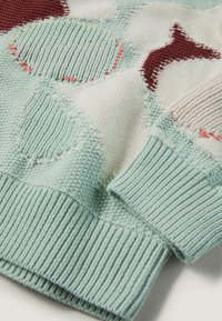 Strickpullover mit einem hellminzgrünen Grundton, versehen mit strukturierten Mustern in Creme, Pink und Burgunderrot, sowie gerippten Bündchen für eine enge Passform.