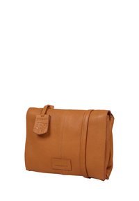 Borsa a spalla in pelle color marrone chiaro, caratterizzata da una superficie testurizzata, un'etichetta con logo in rilievo e una chiusura con zip. Forma rettangolare compatta.