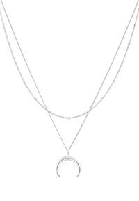 Collana a strati in argento con due catene. Una presenta anelli delicati, mentre l'altra sostiene un pendente a forma di mezzaluna lucido.