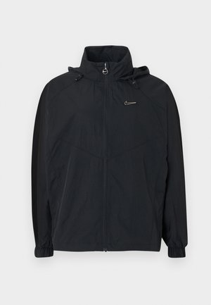 Czarna kurtka z kapturem na suwak, z elastycznymi mankietami i małym logo na piersi. Wykonana z lekkiego, teksturowanego materiału.