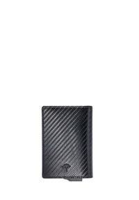 Zwart carbonfiber portemonnee met een textuur oppervlak, rechthoekige vorm en een reliëflogo aan de onderkant. Voorzien van een drukknoopsluiting.