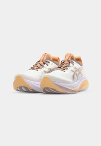 Laufschuhe mit einem weißen Mesh-Obermaterial, orangefarbenen Akzenten, grauen Schnürsenkeln und einer gepolsterten Sohle in Weiß-, Grau- und Orangetönen.