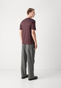 BOSS TAUT - Basic póló - open red