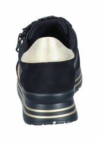 Schwarzer Sportschuh mit einer strukturierten goldenen Akzentuierung an der Ferse, ausgestattet mit einer Gummisohle mit goldenen Streifen und einem Reißverschluss.