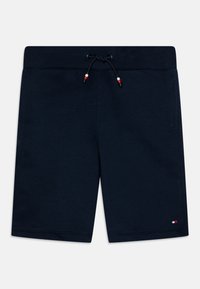 Shorts en coton bleu marine avec une taille élastique, dotés d'un cordon de serrage avec des accents rouge, blanc et bleu. Comprend des poches latérales.