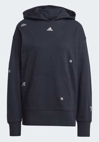 Sudadera con capucha negra de Adidas con bolsillo frontal, capucha y pequeños logotipos blancos dispersos de Adidas en el pecho, las mangas y la parte delantera.