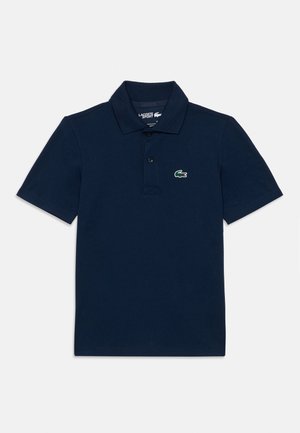 Polo-shirt bleu marine à manches courtes avec col, patte de boutonnage à deux boutons et petit logo crocodile vert sur la poitrine gauche.