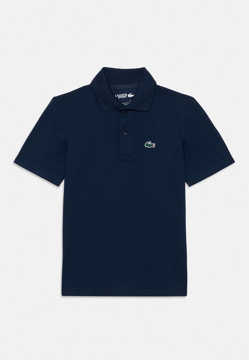 Polo azul marinho de manga curta com colarinho, abertura de dois botões e pequeno logotipo de um crocodilo verde no lado esquerdo do peito.