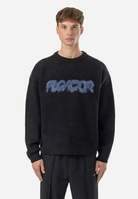 Sweater preto com letras azuis felpudas "RACCOON", decote redondo, mangas longas e detalhes texturizados nos ombros. Acabamento simples em preto.