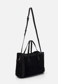 Sac à main en daim noir avec des accents en cuir, poignées supérieures doubles et une bandoulière détachable. Forme rectangulaire avec détail de fermeture éclair.