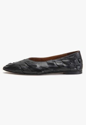 Chaussure plate en cuir noir avec bout pointu et motifs texturés en forme de losanges sur la tige, vue de profil sur fond blanc.