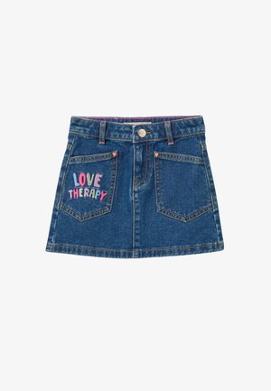 Falda de mezclilla, azul claro, diseño ajustado. Cuenta con dos bolsillos traseros con texto bordado "LOVE THERAPY" en colores pastel. Cierre de botón.