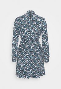 Robe à manches longues, col montant, avec motif floral multicolore sur fond sombre, vue de dos, taille cintrée, ourlet court.