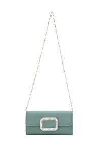 Teal læder clutch taske med sølv kædestrop, prydet med en rektangulær krystaldekoreret spænde foran og en glat tekstur.