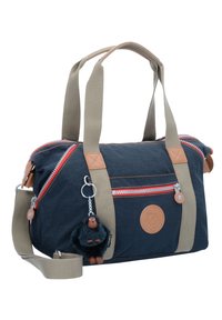 Marineblaue Stofftasche mit beige Lederakzenten und roten Reißverschlussdetails. Verfügt über Doppelgriffe, verstellbaren Gurt und einen plüschigen Affen-Schlüsselanhänger.
