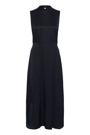 Ermeløs mørk marineblå midikjole med høy hals, tilpasset midje og glatt, lett blankt stoff.