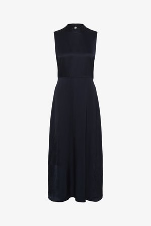 Ermeløs mørk marineblå midikjole med høy hals, tilpasset midje og glatt, lett blankt stoff.