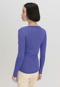 hessnatur SLIM - Langarmshirt - irisblau