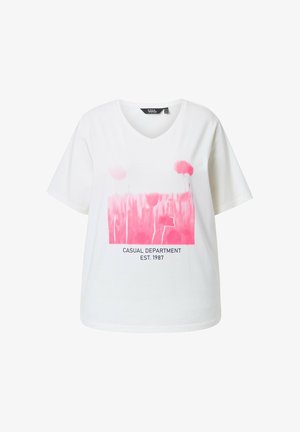 Maglietta bianca a V con maniche corte con grafica floreale rosa e il testo "CASUAL DEPARTMENT EST. 1987" sul davanti.