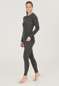 Grijze lange mouwen top en leggings gemaakt van een zachte, rekbare stof. Strakke pasvorm met platte naden en een gladde textuur.